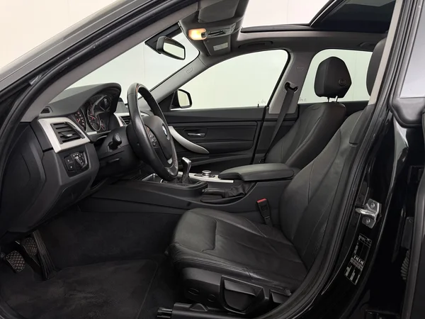 BMW 318 (2020) — foto 2 van 31
