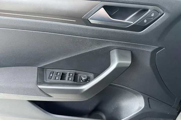 Volkswagen T-Roc (2019) — foto 8 van 21