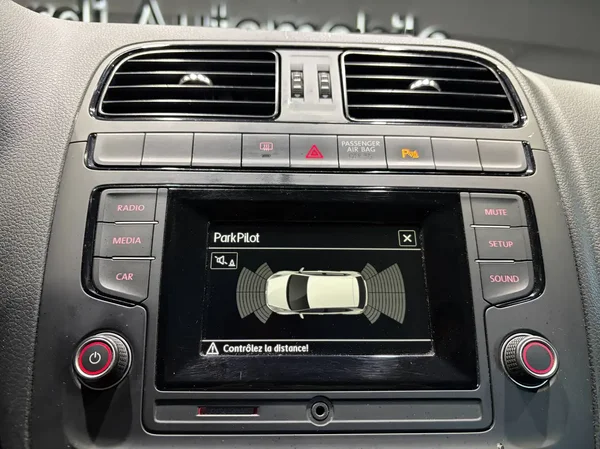 Volkswagen Polo (2016) — foto 2 van 22