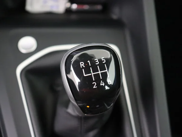 VOLKSWAGEN Golf (2024) — foto 4 van 26