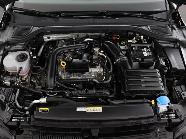 VOLKSWAGEN Golf (2024) — foto 6 van 27