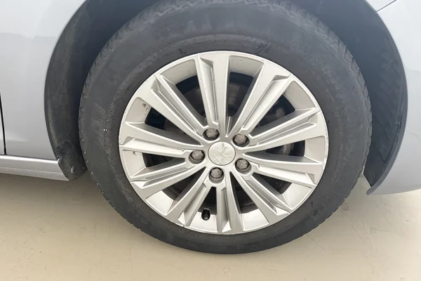 Peugeot 308 (2020) — foto 17 van 25