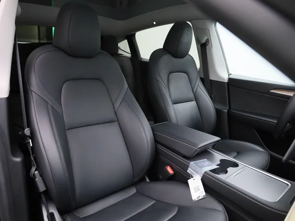 Tesla Model Y (2023) — foto 28 van 39