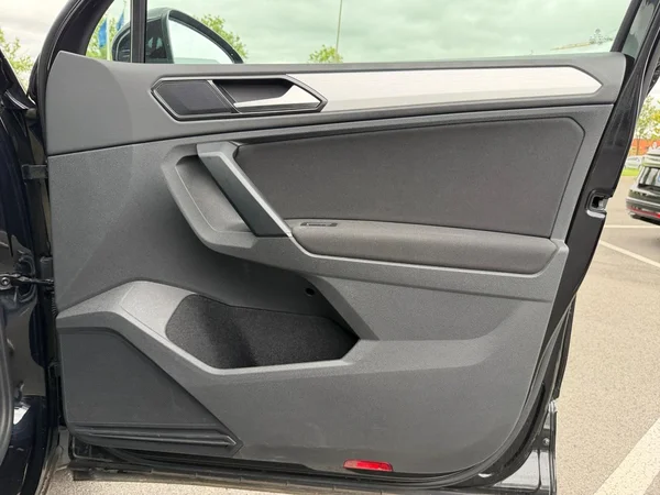 VOLKSWAGEN Tiguan (2018) — foto 9 van 24