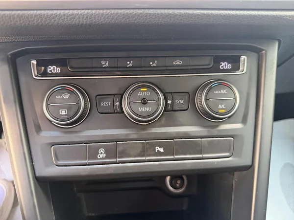 VOLKSWAGEN Touran (2021) — foto 6 van 21