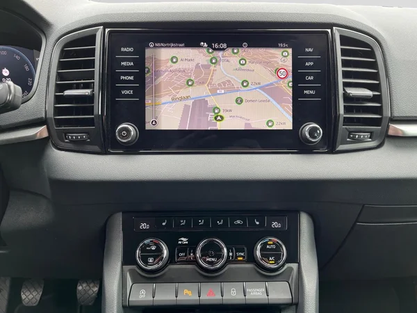 SKODA Karoq (2024) — foto 2 van 21