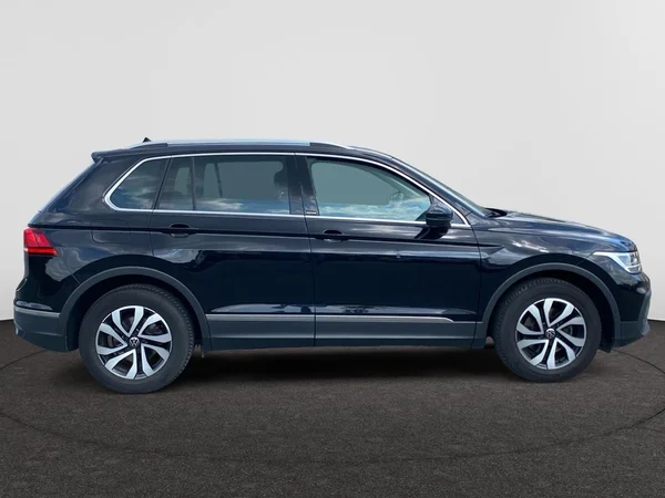 VOLKSWAGEN Tiguan (2023) — foto 4 van 8