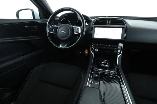 Jaguar XE (2019) — foto 4 van 16