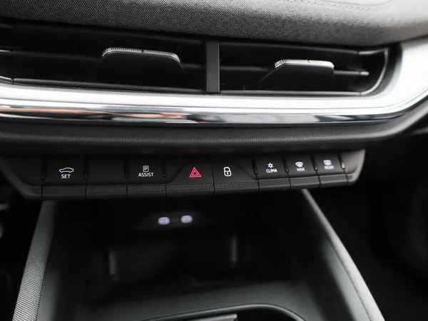 Škoda Enyaq iV (2023) — foto 22 van 37