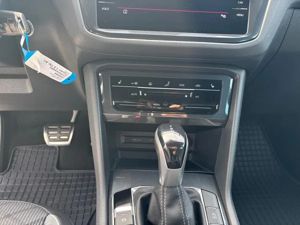 VOLKSWAGEN Tiguan (2021) — foto 3 van 24