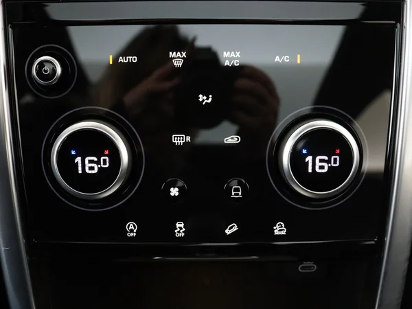 Land Rover Discovery Sport (2023) — foto 18 van 31