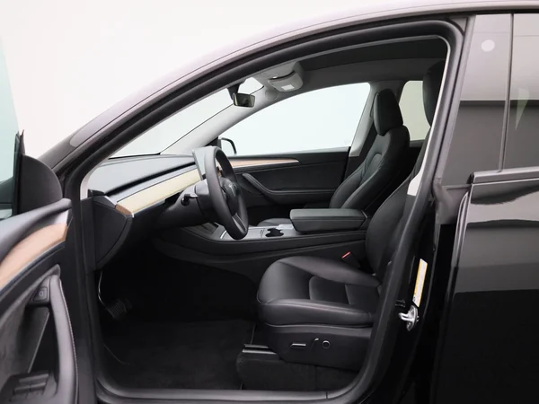 Tesla Model Y (2023) — foto 38 van 39