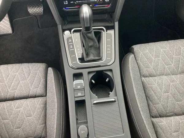 VOLKSWAGEN Passat Variant (2024) — foto 15 van 35