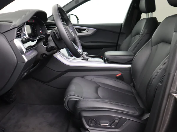 AUDI Q8 (2024) — foto 2 van 33