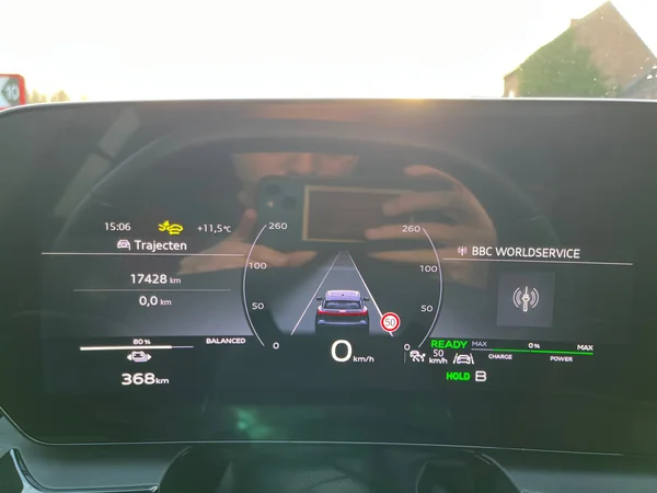 AUDI Q6 e-tron (2024) — foto 3 van 24