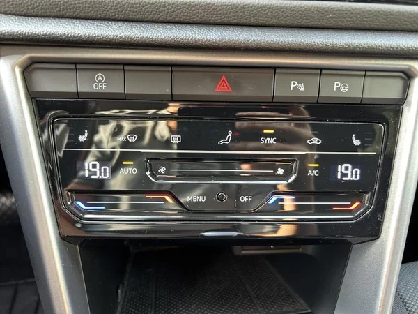 VOLKSWAGEN T-Roc (2022) — foto 13 van 33