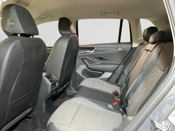 VOLKSWAGEN Tiguan (2024) — foto 4 van 17