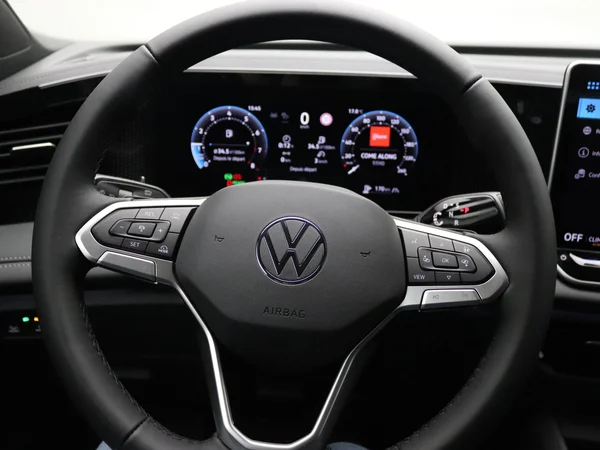 VOLKSWAGEN Tiguan (2025) — foto 6 van 15