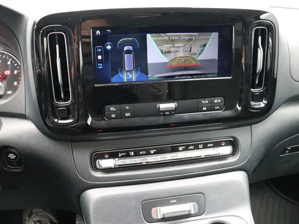 Mercedes-Benz Vito (2024) — foto 8 van 28