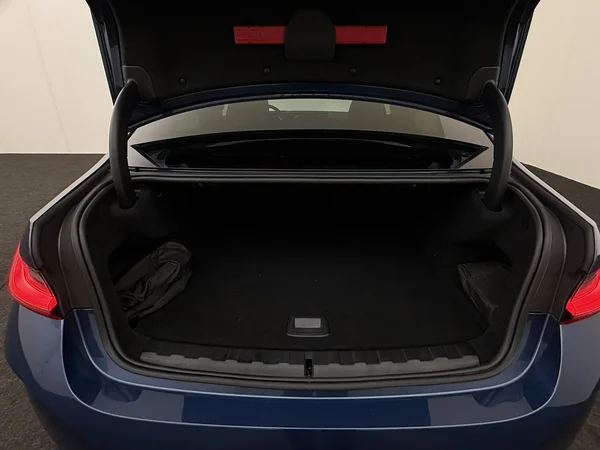 BMW 320 (2023) — foto 8 van 33