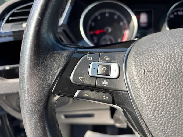 VOLKSWAGEN Touran (2019) — foto 4 van 20