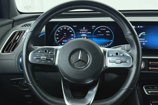 Mercedes-Benz EQC (2020) — foto 2 van 23