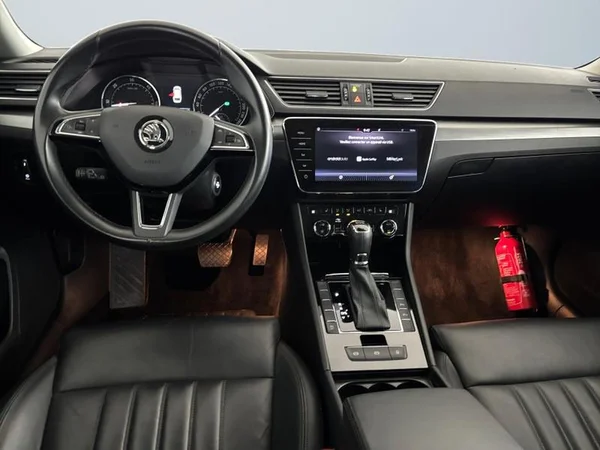 SKODA Superb Combi Dsl (2019) — foto 4 van 17