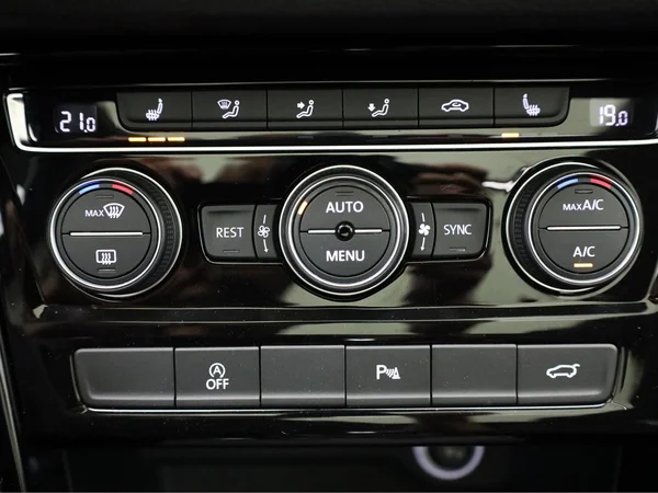 VOLKSWAGEN Touran (2022) — foto 13 van 25