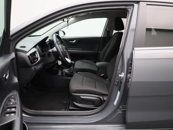 Kia Rio (2023) — foto 37 van 37