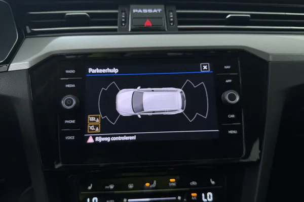 Volkswagen Passat SW (2023) — foto 5 van 17