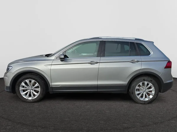 VOLKSWAGEN Tiguan (2019) — foto 12 van 24