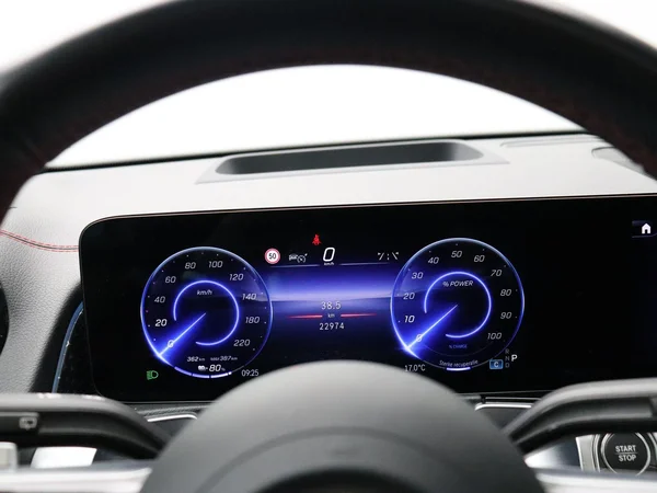 Mercedes-Benz EQB (2025) — foto 8 van 33