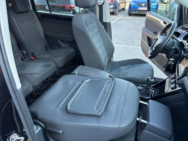 VOLKSWAGEN Touran (2018) — foto 15 van 24