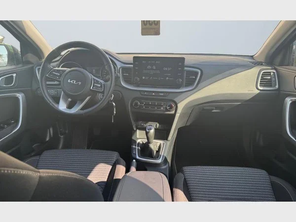 Kia XCEED (2023) — foto 14 van 14