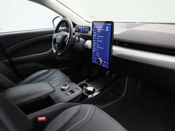 Ford Mustang Mach-E (2023) — foto 28 van 41