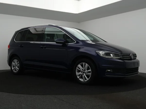 VOLKSWAGEN Touran (2023) — foto 4 van 31