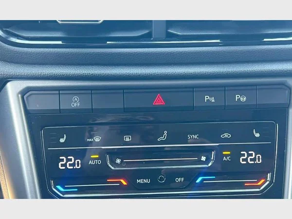 Volkswagen T-Roc (2024) — foto 15 van 24