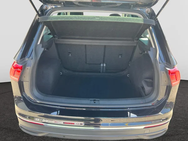VOLKSWAGEN Tiguan (2023) — foto 10 van 24