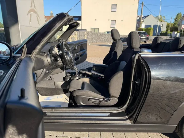 Mini Cooper (2018) — foto 26 van 28
