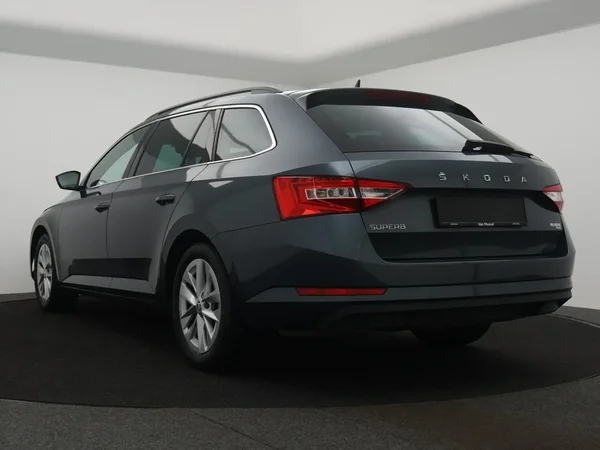 Škoda Superb (2022) — foto 8 van 21