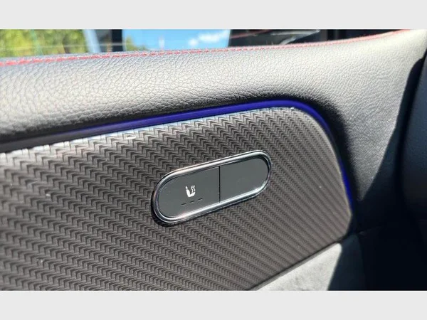 Mercedes-Benz GLB 180 (2021) — foto 8 van 29
