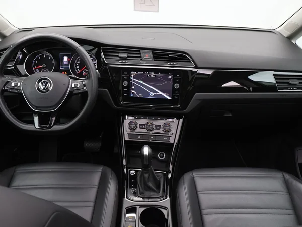VOLKSWAGEN Touran (2021) — foto 6 van 28