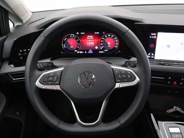 VOLKSWAGEN Golf VIII eHybrid (PHEV) (2024) — foto 11 van 23