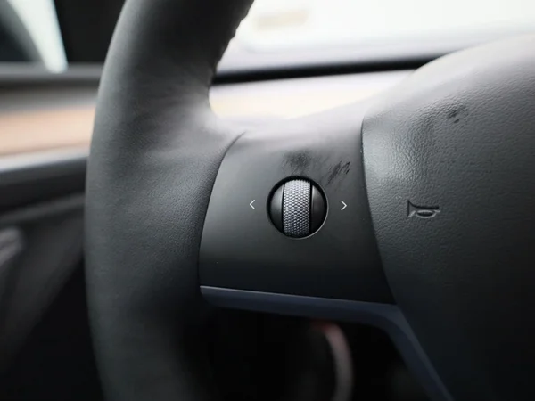 Tesla Model Y (2023) — foto 11 van 39