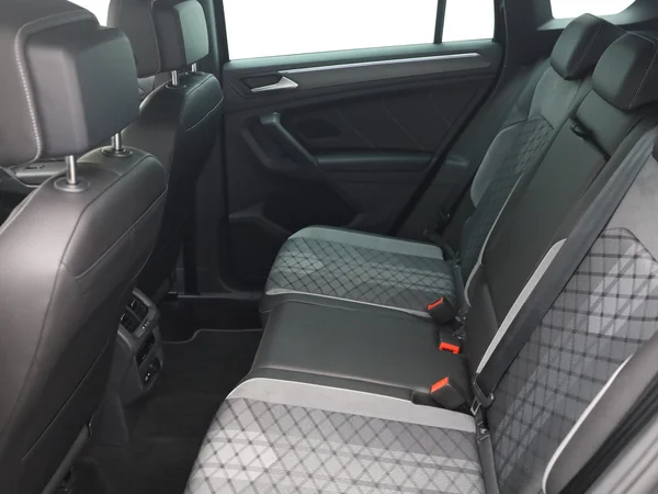 VOLKSWAGEN Tiguan (2023) — foto 13 van 21