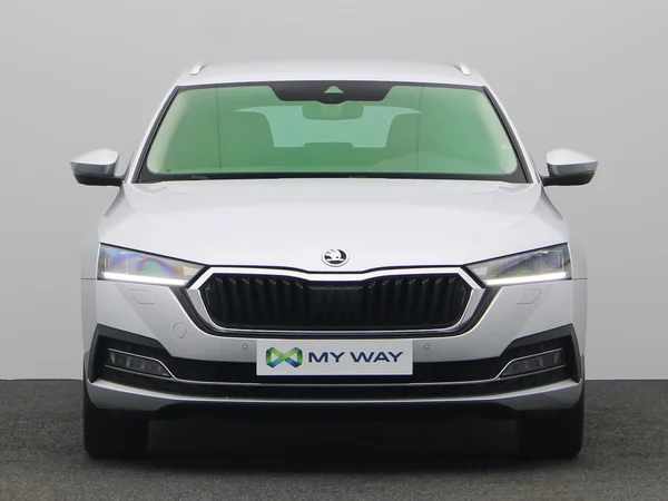 SKODA Octavia Combi PHEV (2024) — foto 9 van 21