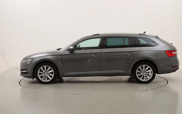 Skoda Superb SW (2022) — foto 12 van 24