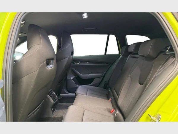 Skoda Octavia Combi (2023) — foto 3 van 28