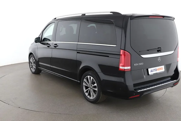Mercedes-Benz Eqv (2022) — foto 10 van 16
