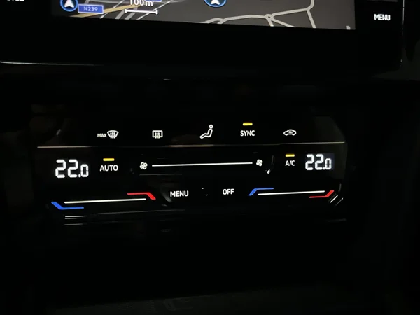 VOLKSWAGEN Passat SW (2022) — foto 10 van 21